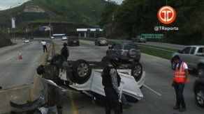 Vehículo se volcó en el Corredor Norte