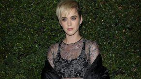 Katy Perry recuerda a víctimas del atentado de Mánchester en su actuación