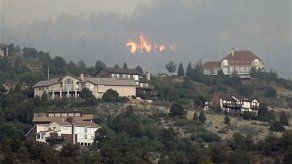 Incendios forestales alcanzan centros turísticos en Colorado