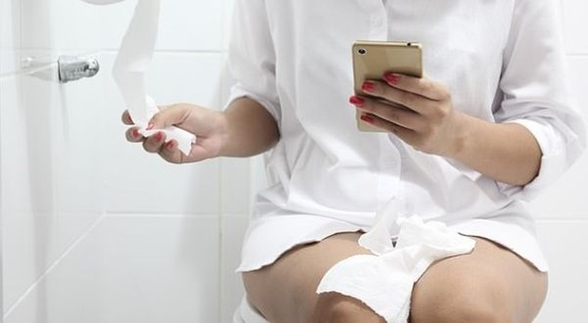 Personal de la salud, recomiendan no llevar el teléfono celular al baño pues haciendo esto, aumenta el nivel de bacterias en la pantalla del celular.