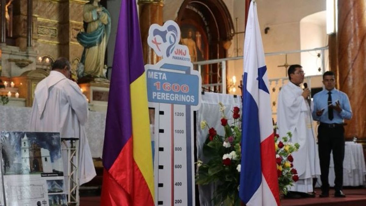 Bandera del Panameñismo en un altar genera críticas, la Iglesia reacciona