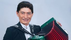 Chichi Barrios estrena su tema musical Señora, Ahora es que las flores huelen.