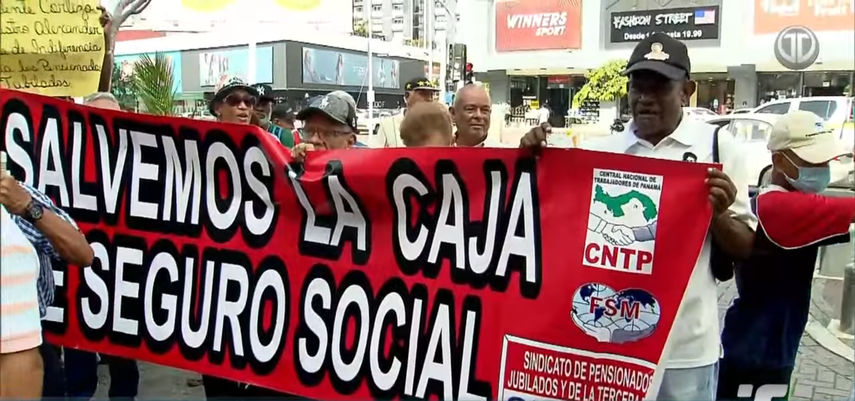 Jubilados potestan para solicitar el bono permanente al MEF.