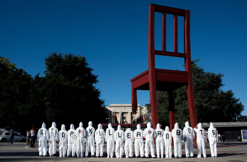 Movimientos como Stop Robots Asesinos han emprendido en los últimos años campañas para limitar el uso de drones letales y similares armamentos.