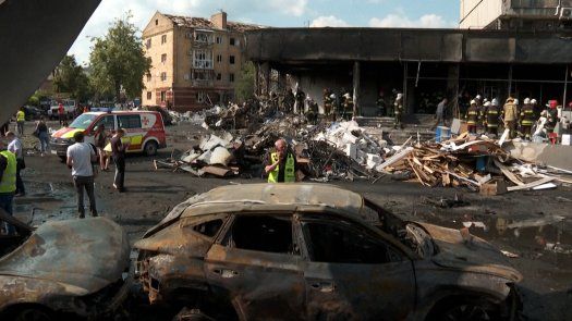 Más de 20 muertos en ataque ruso en el centro de Ucrania y Zelenski pide tribunal especial