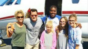 Charlie Sheen celebra su 51 cumpleaños junto a Denise Richards