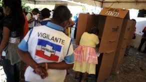 Salvadoreños eligen en tranquilidad a nuevos diputados y alcaldes