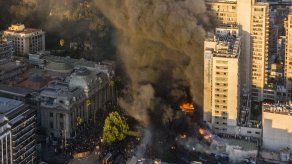 Incendio de un edificio en centro de Santiago en medio de violentas protestas