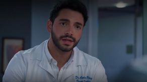 ENFERMERAS | Carlos le dice a Félix que presentará su renuncia