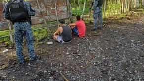 Unidades de la Policía Nacional junto a los aprehendidos.