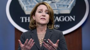 La subsecretaria de Defensa, Kathleen Hicks&nbsp; destacó que con la vacunación a los civiles que trabajen en este departamento se busca tener una mejor defensa del país.