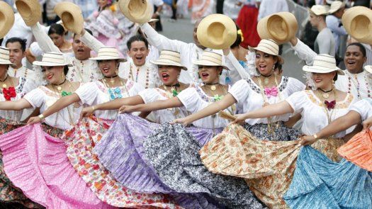 Delegación católica engalana el Desfile de las Mil Polleras en Panamá
