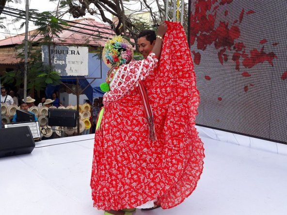 Natalie Harris tirando piquete en Las Tablas