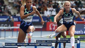 La panameña Gianna Woodruff en el evento femenino de 400 m vallas durante el encuentro de atletismo de la IAAF Diamond League en el Charlety Stadium de París.
