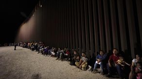 La expansión de la ley Título 42 para expulsar a migrantes venezolanos a México se produjo pese a las gestiones del gobierno de Biden de suspenderla en mayo, que fueron bloqueadas por un juez federal.