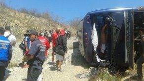 Seis heridos tras volcar bus que trasladaba a Huracán de Argentina