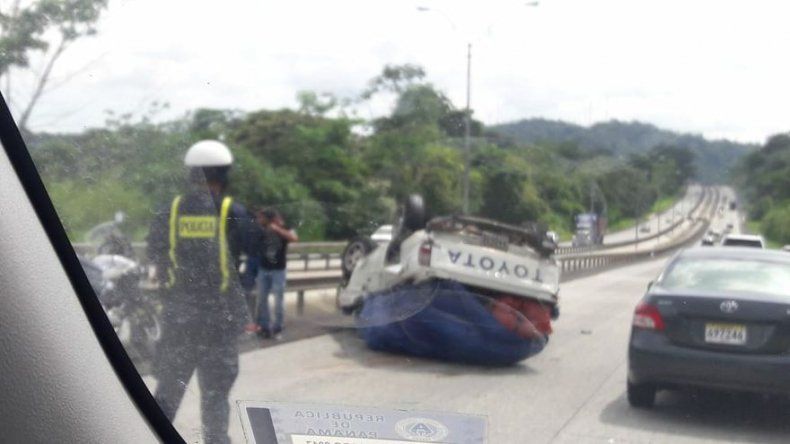 Vuelco de vehículo pick up en la Vía Centenario provoca tranque hacia Panamá Oeste