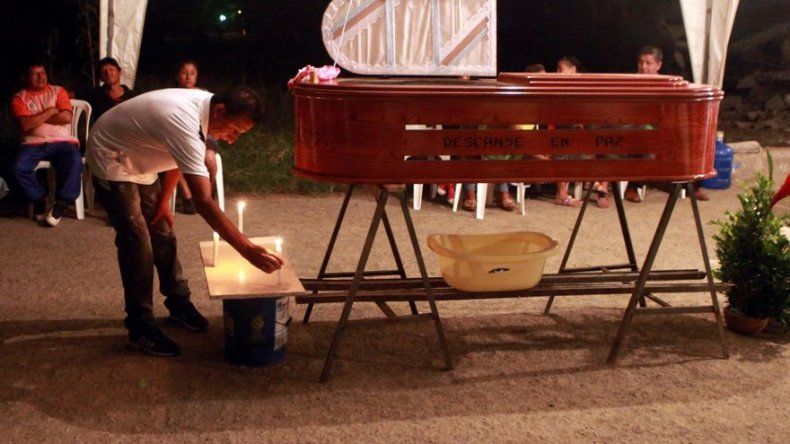 La familia que vela a sus muertos entre los escombros de Manta