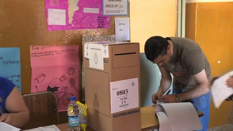 Comienza inédito balotaje en Argentina para votar por Macri o Scioli como presidente