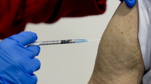 No se ha revelado qué efectos sobre su salud ha tenido la aplicación de semejante cantidad de vacunas, que eran de marcas distintas.