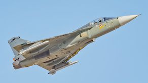 Avión Hal Tejas de la Fuerza Aérea India sufre fatal accidente en Dubái.