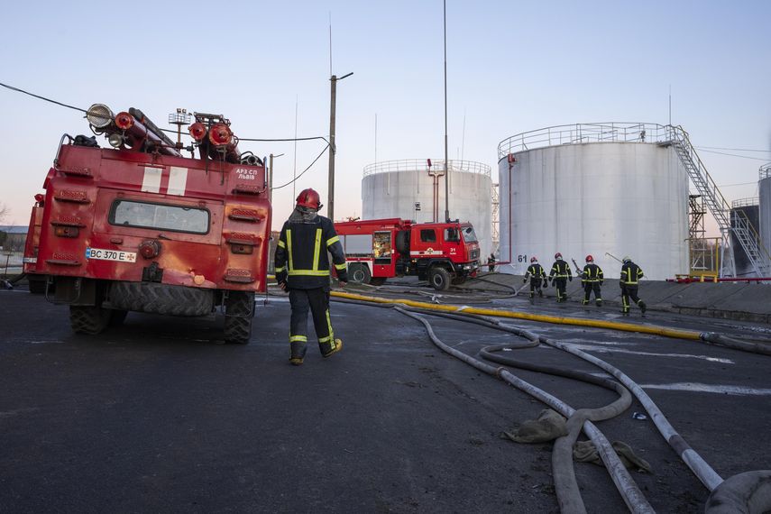 El domingo por la mañana aún había un olor a productos químicos en el aire mientras bomberos de Leópolis rociaban agua sobre una zona quemada en una instalación petrolera alcanzada por el ataque ruso.