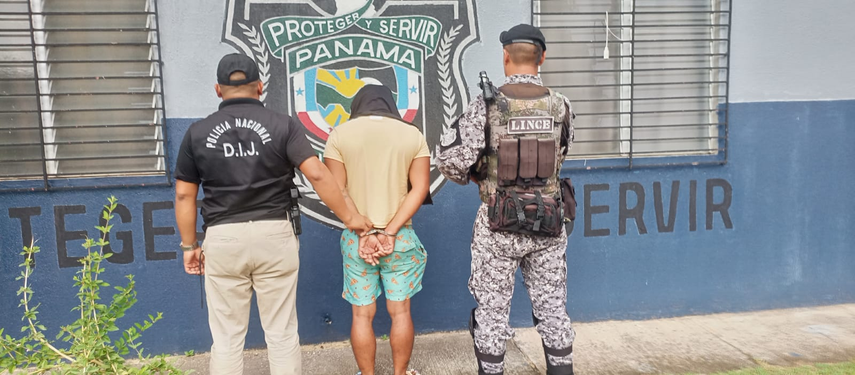 Policía Nacional con uno de los 18 aprehendidos en la provincia de Colón