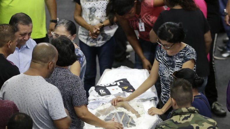 Brasil despide a víctimas de matanza escolar