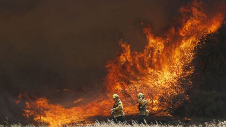 California: Evacuados regresan a casa pero incendio continúa