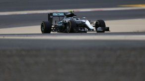 Rosberg supera a Hamilton y Mercedes domina en Bahrein