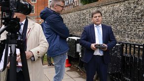 Bridgen no podrá ingresar al edificio del Parlamento durante cinco días por violar las reglas internas.