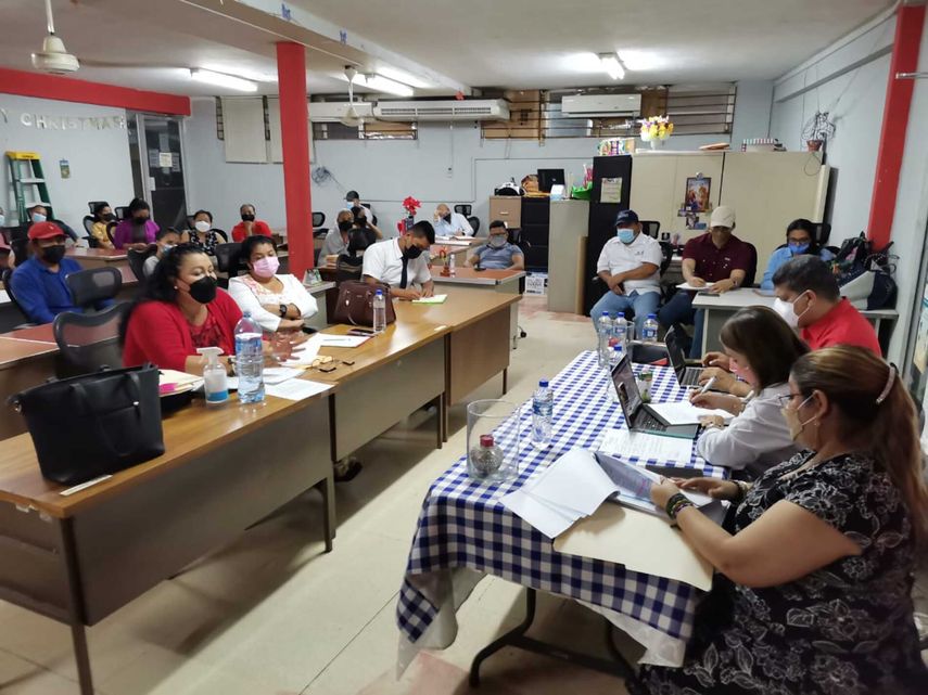 Meduca y padres de familia definen acciones para el beneficio de estudiantes de Gualaca