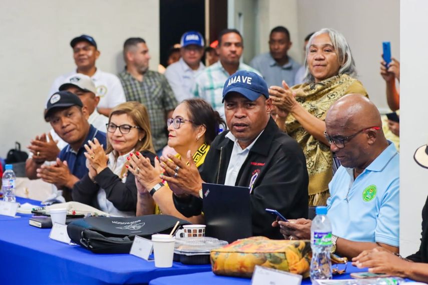 Estudiantes de escuelas oficiales vuelven a clases este lunes 4 de diciembre Estudiantes de escuelas oficiales vuelven a clases este lunes 4 de diciembre