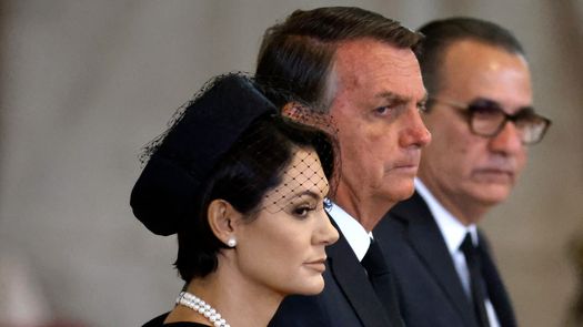 El presidente de Brasil, Jair Bolsonaro, y su esposa, Michelle Bolsonaro, presentan sus respetos al pasar junto al ataúd de la reina Isabel II.