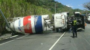 Camión de concreto se volcó en Av. Los Mártires hacia el oeste