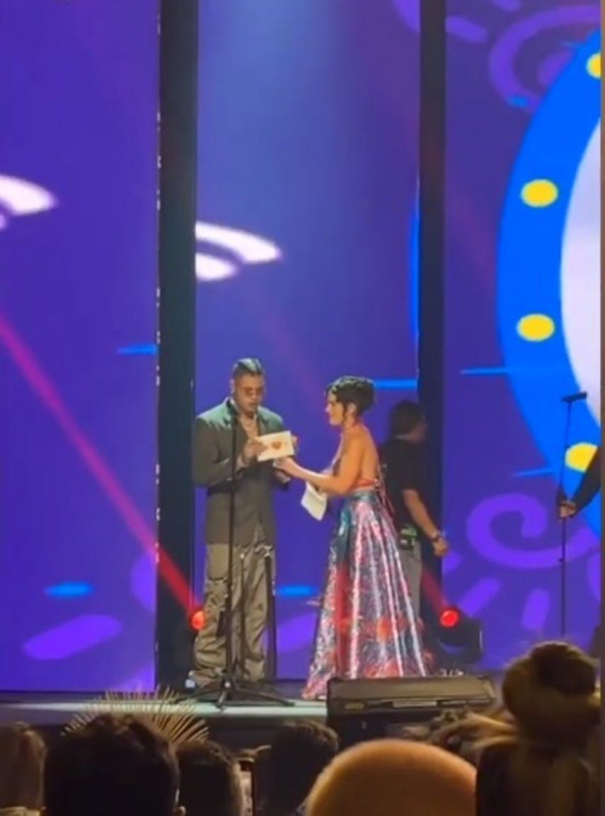 Boza se luce como presentador en Premios Nuestra Tierra en Colombia