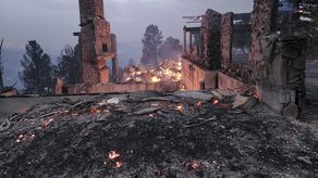 El fuego se trasladó a una zona más densamente poblada en el lado noreste de Ruidoso el miércoles por la tarde, lo que provocó más desalojos.