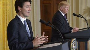 Trump defiende su restrictiva política migratoria y Trudeau su aperturismo