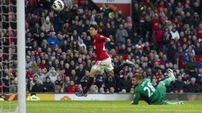 Manchester United gana y se aleja en la Premier