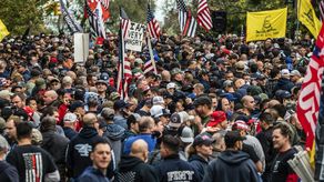 Los trabajadores que no se vacunen serán puestos bajo licencia sin goce de sueldo a partir del lunes.