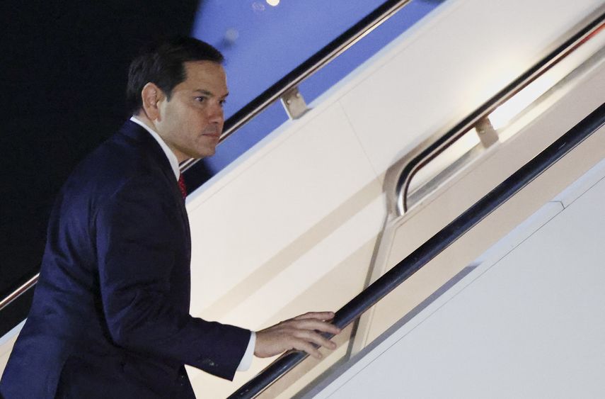 Avión que lleva al secretario Marco Rubio a Europa vuelve a Washington por problemas mecánicos.