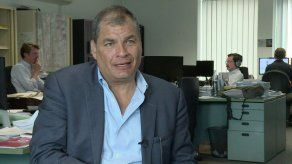 Correa denuncia un complot del gobierno de Ecuador con orden de detención