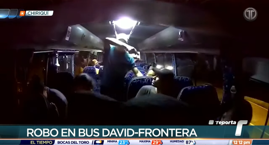 VIDEO l Hombres armados asaltan a pasajeros de un bus en ruta David-Frontera