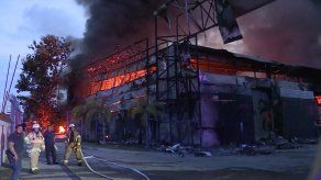 Bomberos atienden incendio declarado en la 24 de Diciembre