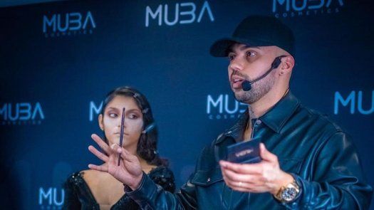 Andrés Felipe Cabrera de MUBA,&nbsp; maquillador oficial del Miss Universo.