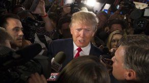 Trump afronta críticas de rivales y antiguo asesor