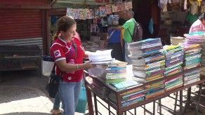 Padres de familia acuden a Salsipuedes en busca de libros más baratos