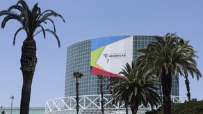 Una pancarta para la Novena Cumbre de las Américas cuelga en el Centro de Convenciones de Los Ángeles.