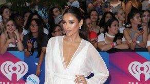 Shay Mitchell descubre el sexo de su bebé por pelea entre Power Rangers