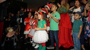 Niños cantando canciones durante navidad